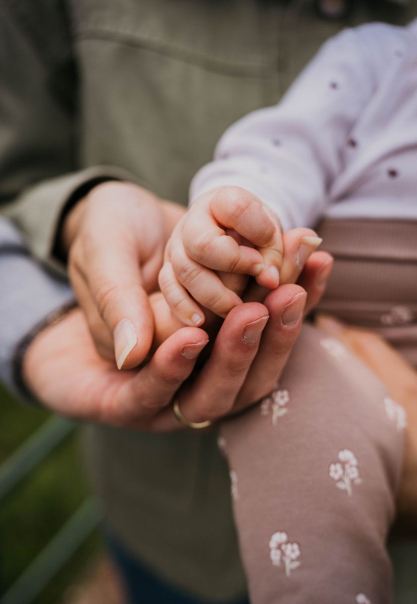 Maminka s dcerou v podzimním poli při západu slunce